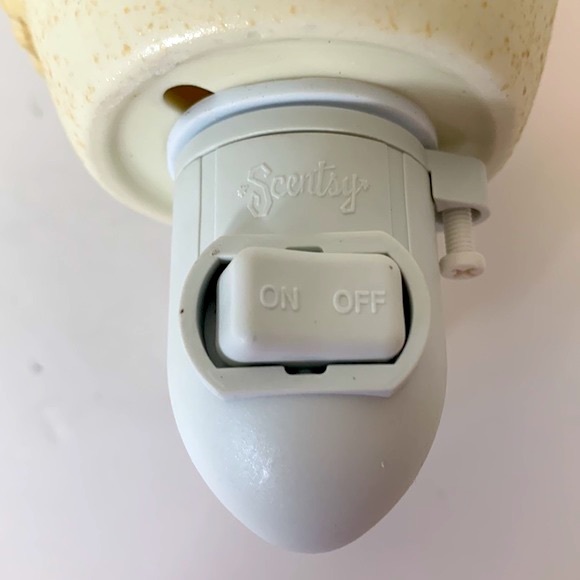 Scentsy Seashells Beachy Plug-In Wax Warmer Ceramic Sandy Finish Raised Shells - Picture 13 of 14